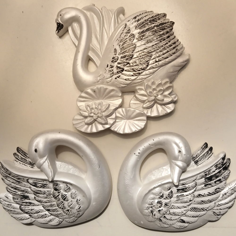 VINTAGE 1968 MILLER CHALKWARE WALL PLAQUES, SWANS WHITE WITH BLACK TRIM SET OF 3